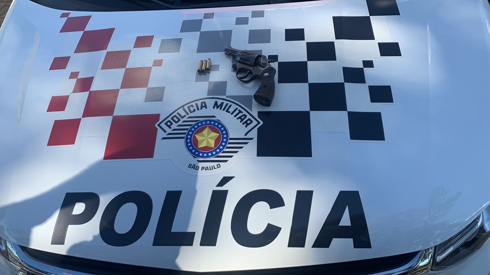 Homem é preso depois de arremessar arma com numeração raspada