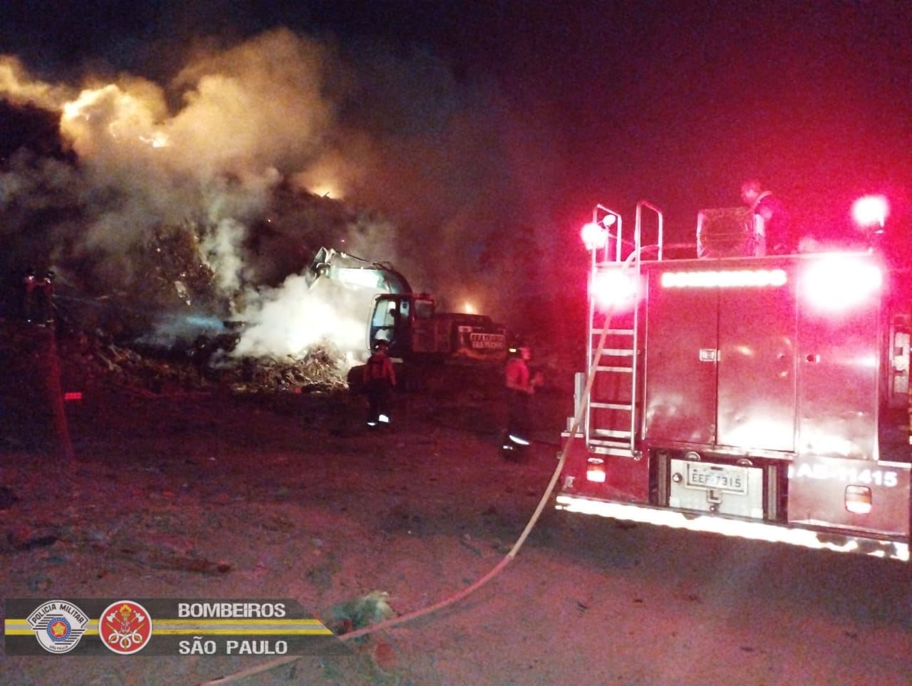 galpão de recicláveis pega fogo em caraguá galpão de recicláveis pega fogo em caraguá