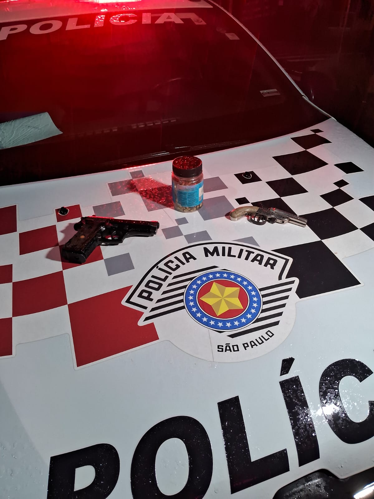 PM prende integrante de facção criminosa e apreende armas e munições