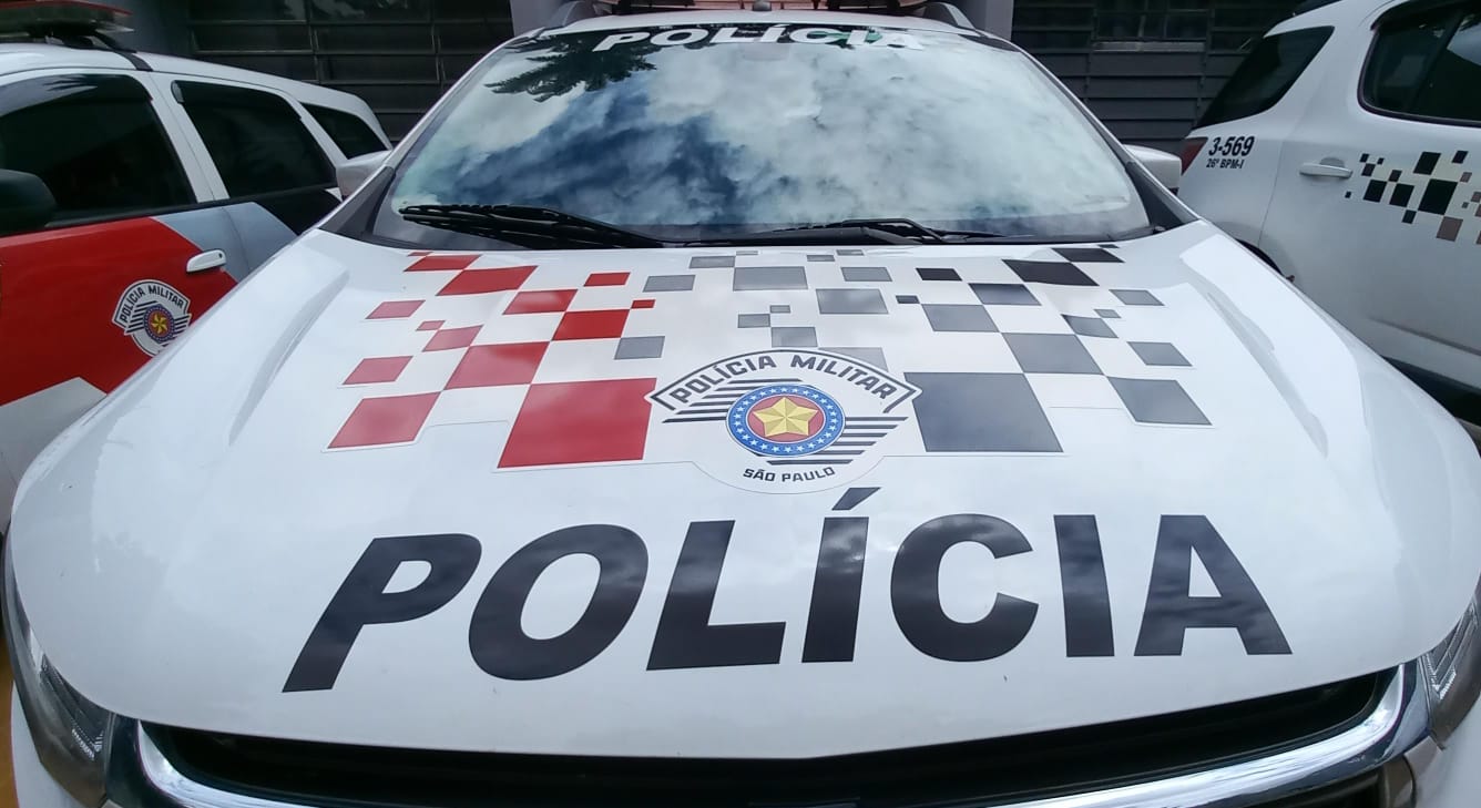 Em briga de casal, marido joga panela com óleo quente na esposa