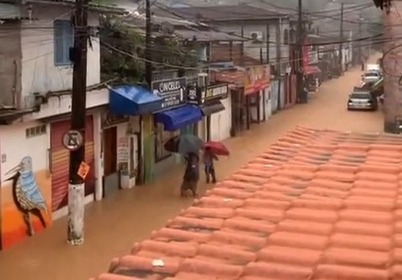 Fortes chuvas acionam sirene de emergência em São Sebastião Fortes chuvas acionam sirene de emergência em São Sebastião