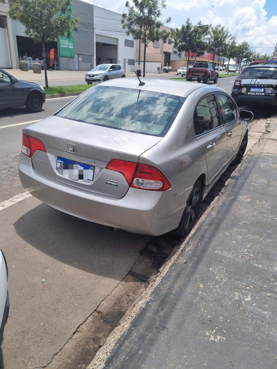 Integrante de facção é abordado em carro com placa adulterada estacionado em cima de calçada Integrante de facção é abordado em carro com placa adulterada estacionado em cima de calçada