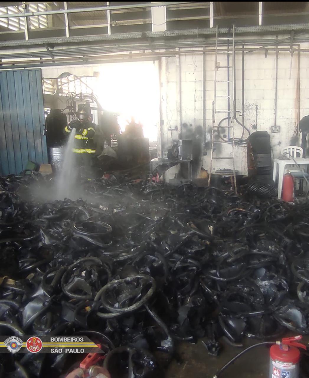 Galpão pega fogo em Jacareí