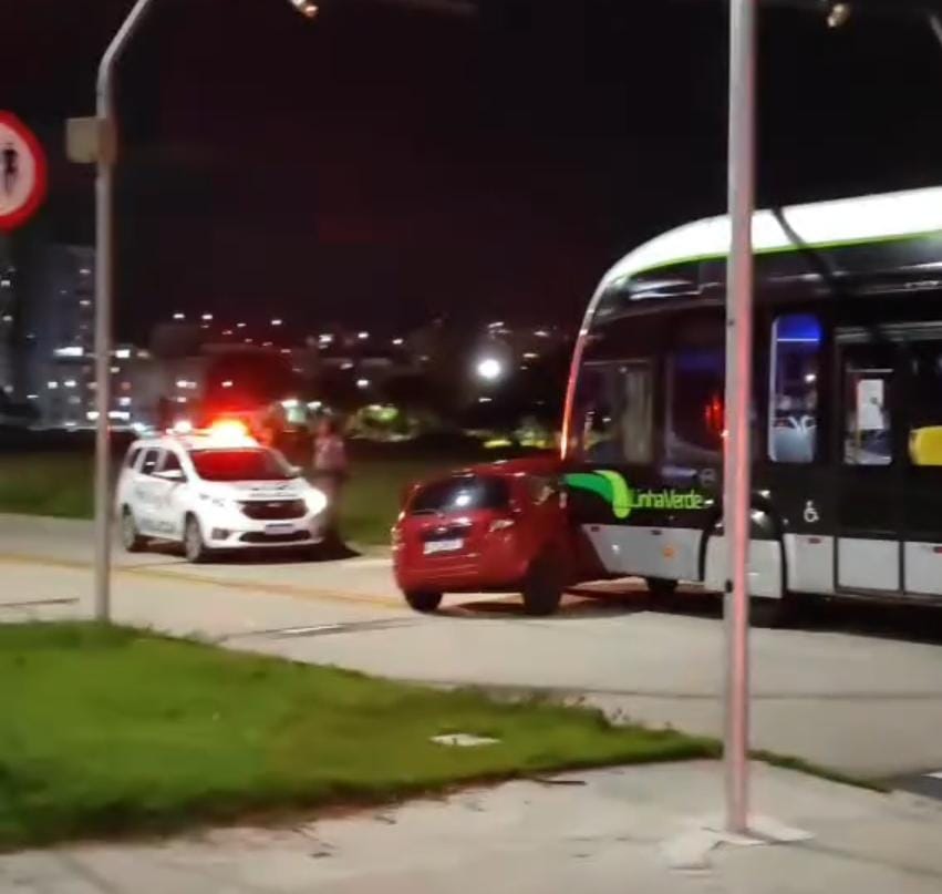 Carro e ônibus da Linha Verde batem em São José dos Campos