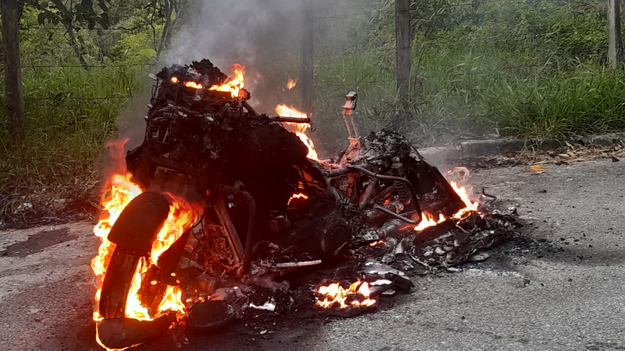 Moto fica totalmente queimada após incêndio na Rodovia Monteiro Lobato Moto fica totalmente queimada após incêndio na Rodovia Monteiro Lobato