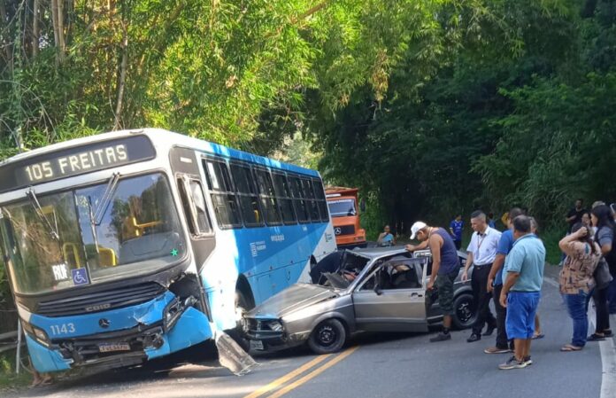 ônibus bate em carro sp-50 em sjc
