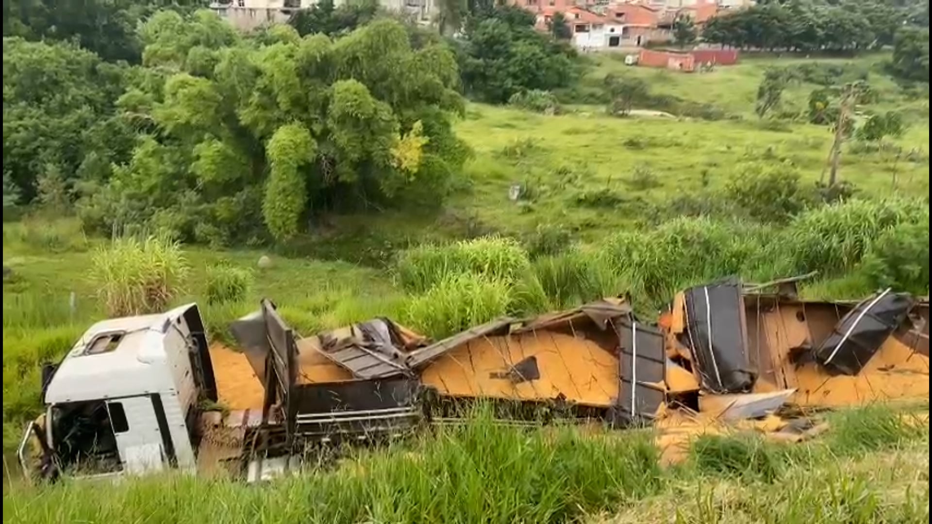 Acidente causa queda de caminhão em ribanceira de 15m na Bandeirantes Acidente causa queda de caminhão em ribanceira de 15m na Bandeirantes