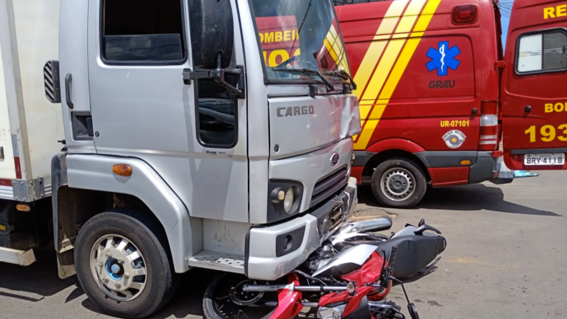 Acidente entre moto e caminhão deixa homem em estado grave Acidente entre moto e caminhão deixa homem em estado grave