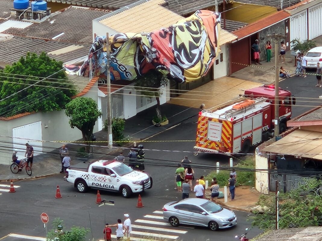 balão Balão cai sobre uma casa no bairro Monte Alegre, em Ribeirão Preto