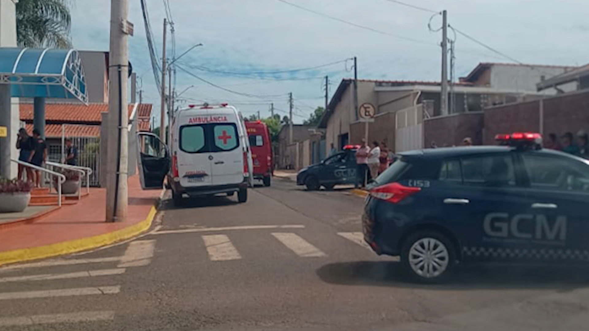 O acidente aconteceu enquanto vítima de fazia manutenção em calha, em Mogi Guaçu. O acidente aconteceu enquanto vítima de fazia manutenção em calha, em Mogi Guaçu.