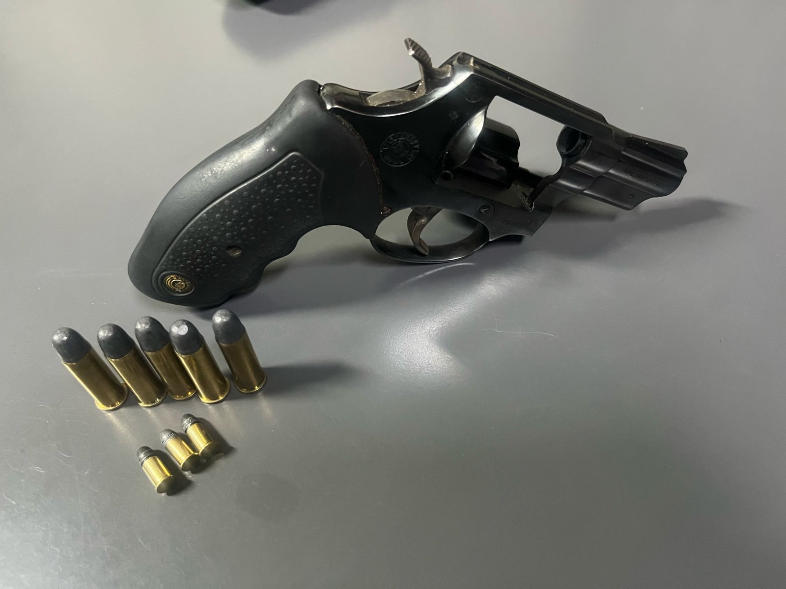 A PM foi acionada através de denúncia anônima: além da arma foram apreendidas também 5 munições em bar de Piracicaba A PM foi acionada através de denúncia anônima: além da arma foram apreendidas também 5 munições em bar de Piracicaba