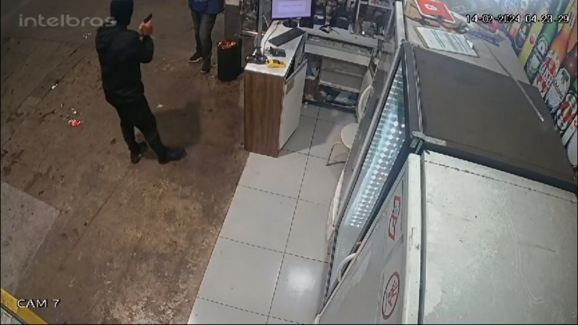 Ação foi gravada pelo circuito de segurança e mostra toda a ação do criminoso.