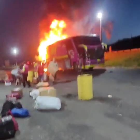 Ônibus pega fogo na rodovia Anhanguera na noite de sábado (10/02)