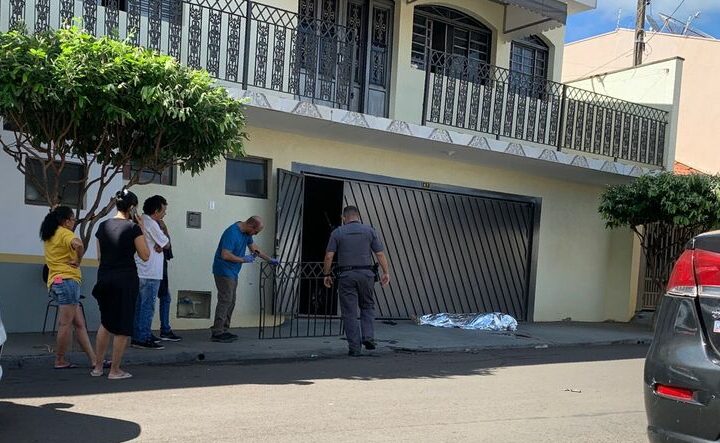 Homem de 82 anos cai da sacada de um sobrado e acaba morrendo