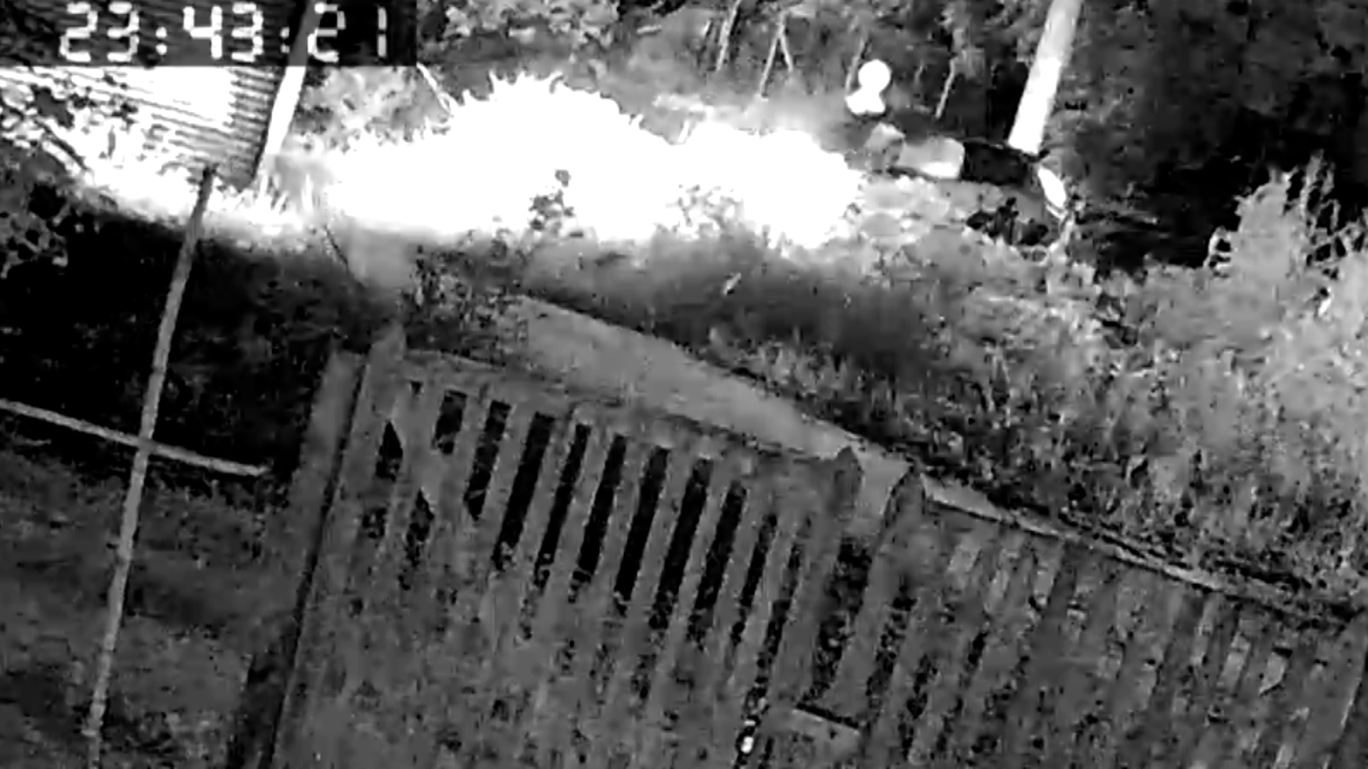 Homem morre com tiro dentro do próprio carro; veja o momento Homem morre com tiro dentro do próprio carro; veja o momento