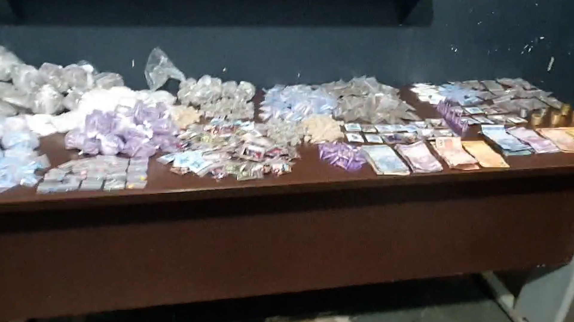 Droga estava escondida embaixo do banco do passageiro. Duas pessoas foram presas e um menor apreendido. Droga estava escondida embaixo do banco do passageiro. Duas pessoas foram presas e um menor apreendido.