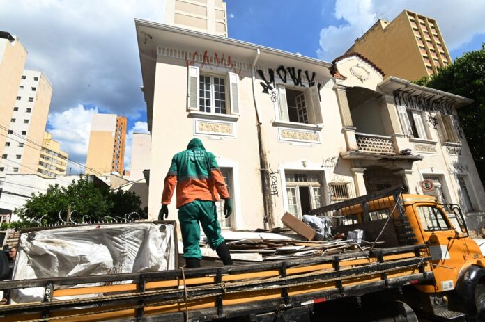 Prefeitura desocupa casarão histórico invadido no Centro de Campinas Prefeitura desocupa casarão histórico invadido no Centro de Campinas