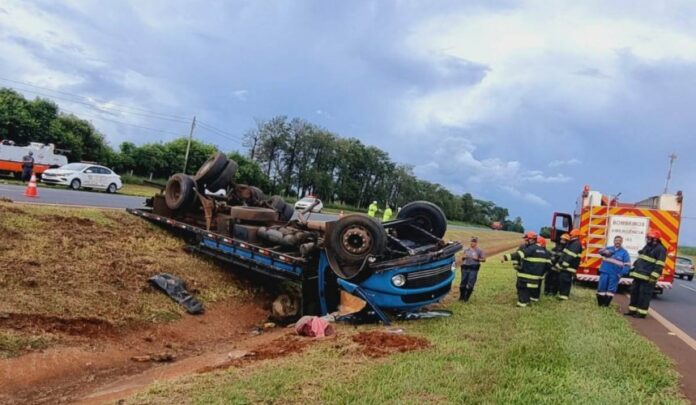 Caminhão Barretos Caminhoneiro morre depois de ser ejetado da cabine e ficar preso embaixo do caminhão