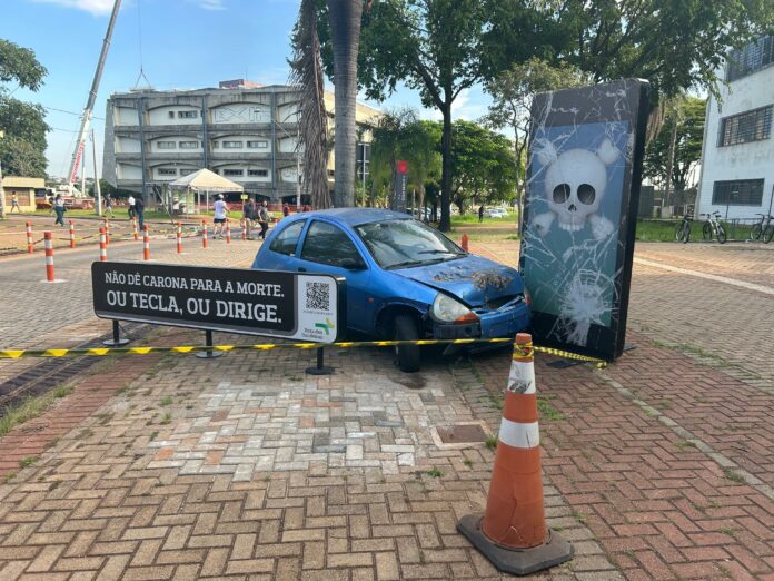 Campanha de Segurança Viária alerta para uso do celular ao volante O uso do aparelho já é a 3ª causa de morte no trânsito brasileiro, chegando a gerar 54 mil mortes ao ano.