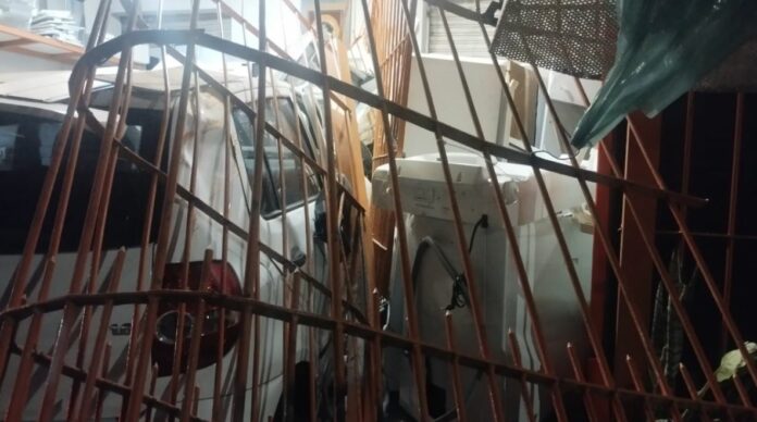 Carro roubado invade loja durante perseguição no interior de SP Carro roubado invade loja durante perseguição no interior de SP