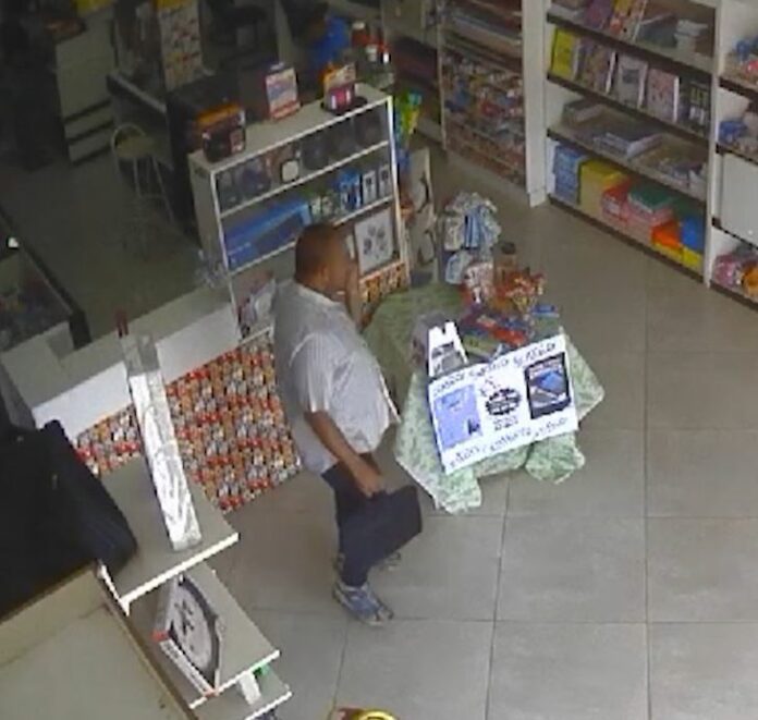 Homem furta computador de um comércio que seria sorteado no interior de SP