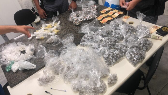 Carro com mais de 3 mil porções de drogas é parado em blitz da PMR