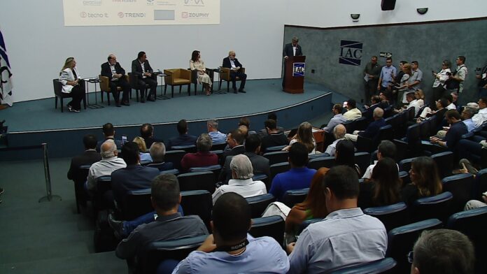 Dário Saadi, participou por videoconferência. O prefeito está em Brasília para se reunir com a ministra da Saúde, para falar sobre a dengue.