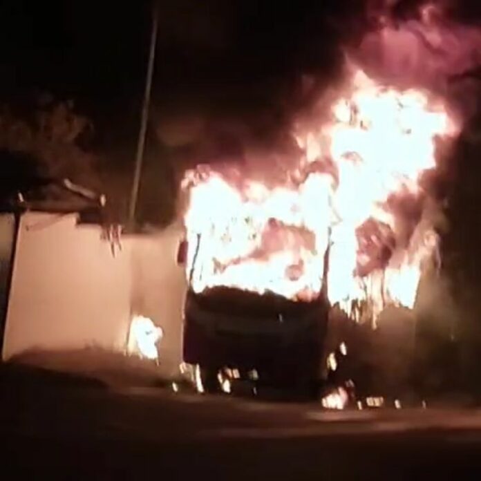 Com coquetel molotov, suspeitos invadem e ateiam fogo em ônibus no interior de SP Com coquetel molotov, suspeitos invadem e ateiam fogo em ônibus no interior de SP