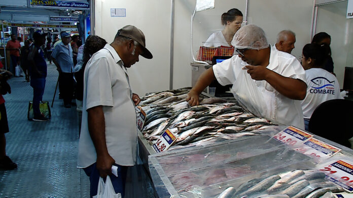 Os boxes vão poder funcionar até as 19h30 e a expectativa é de aumento nas vendas de peixes, doces e chocolates. Os boxes vão poder funcionar até as 19h30 e a expectativa é de aumento nas vendas de peixes, doces e chocolates.
