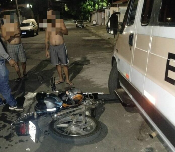 Motociclista bate contra van escolar estacionada e agride proprietária do veículo Motociclista bate contra van escolar estacionada e agride proprietária do veículo