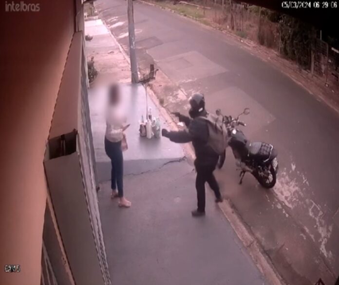 Mulher é assaltada na porta de casa por motoqueiro armado Mulher é assaltada na porta de casa por motoqueiro armado