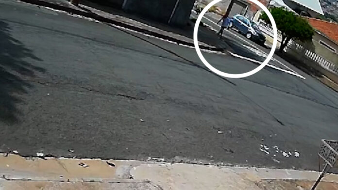 Novas imagens mostram estuprador abandonando o carro da vítima; veja Novas imagens mostram estuprador abandonando o carro da vítima; veja