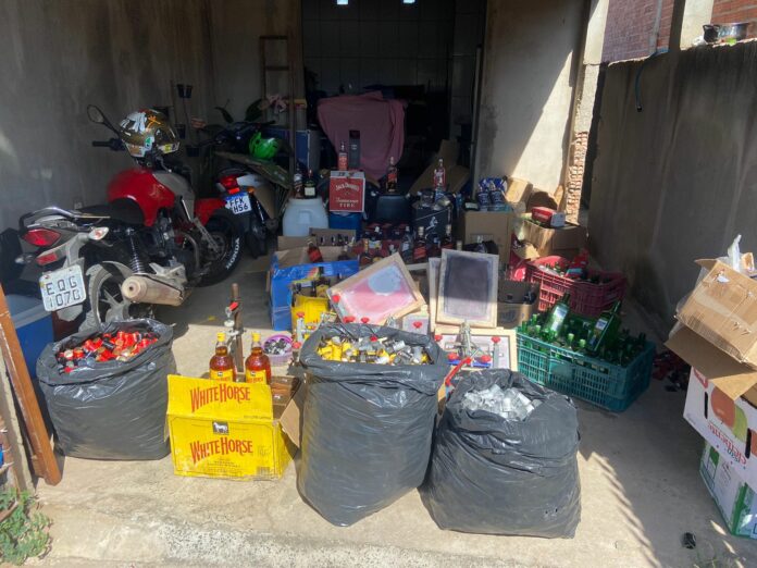 Operação da Polícia Civil desmantela grupo que vendia bebidas falsificadas Operação da Polícia Civil desmantela grupo que vendia bebidas falsificadas