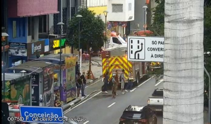 Incêndio em loja mobiliza bombeiros no centro de Campinas