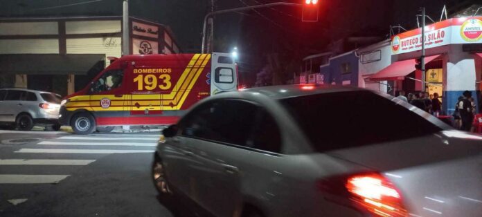 Motociclista de 19 anos fica ferida após batida em Taubaté