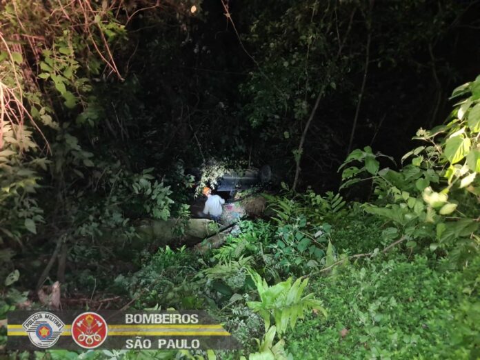 WhatsApp Image 2024-03-12 at 11.07.30 (1) Carro cai em ribanceira na Rio-Santos no Litoral Norte de SP