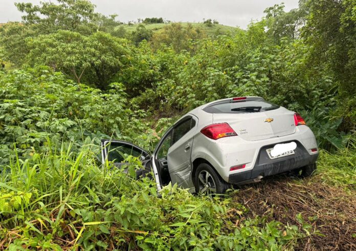 carro cai na vala em sjc