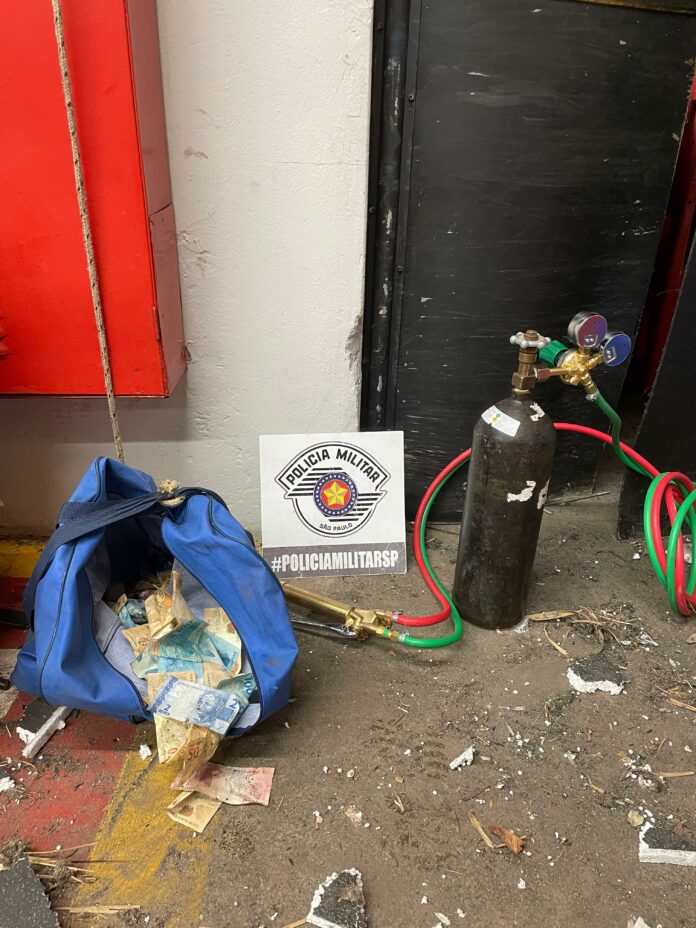 PM encontra suspeitos que usaram maçarico para furtar cofre de supermercado PM encontra suspeitos que usaram maçarico para furtar cofre de supermercado