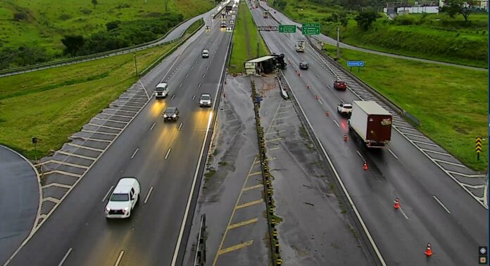 Caminhão permanece tombado na Dom Pedro um dia após acidente Caminhão permanece tombado na Dom Pedro um dia após acidente