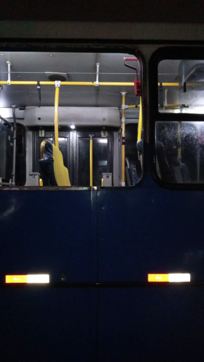 Ônibus vandalizado tem janela arrancada no interior de SP