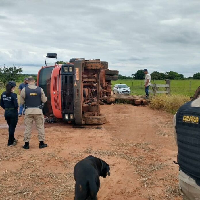 Caminhão tomba, adolescente de 15 anos que estava no passageiro foi ejetado e morreu prensado