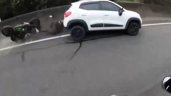 Acidente foi gravado por um outro motociclista que estava na pista. Acidente foi gravado por um outro motociclista que estava na pista.