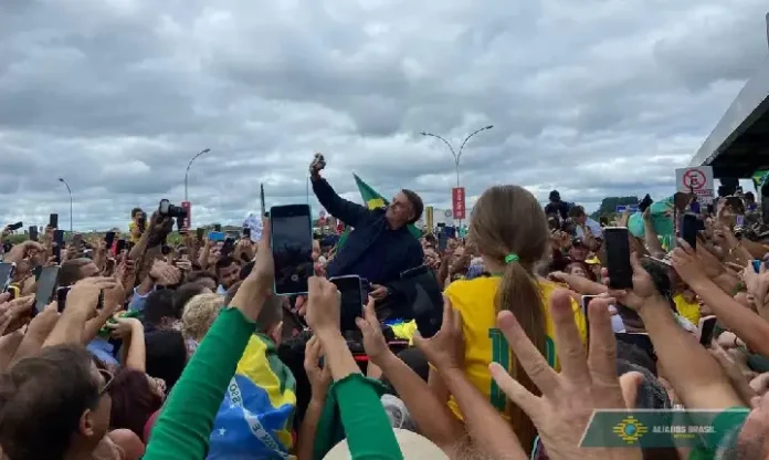 bolsonaro-e-recebido-por-multidao-em-nao-me-toque-rio-grande-do-sul-b9bc2-720x430