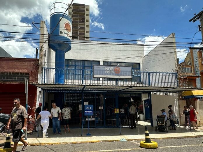 O almoço de Páscoa dos pobres