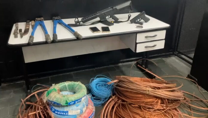 Dupla é presa com 300 kg de fios de cobre Dupla é presa com 300 kg de fios de cobre