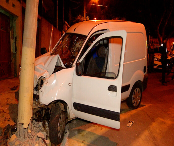 Dupla rouba carro de idoso e bate em outro veículo na fuga Dupla rouba carro de idoso e bate em outro veículo na fuga
