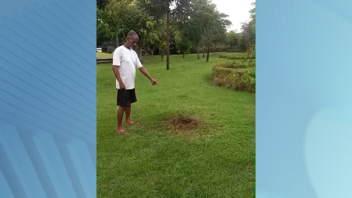 m homem flagrou o momento em que um raio caiu a poucos centímetros dele em Piracaia, no interior de São Paulo. Ele filmava o céu da cidade quando o fato aconteceu.