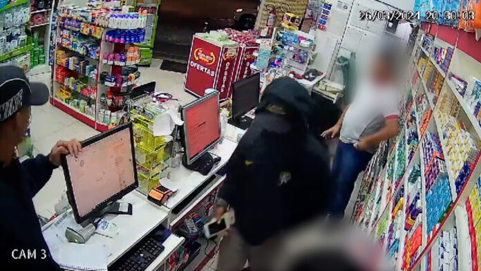 Dupla rouba farmácia e pega celulares de funcionários Dupla rouba farmácia e pega celulares de funcionários