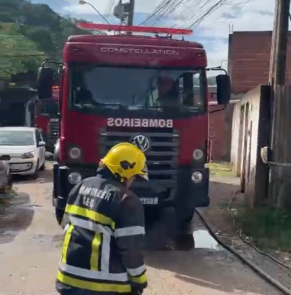 Incêndio destrói 'casa bomba' do tráfico em comunidade