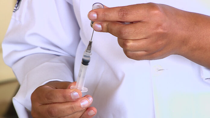 Imunizante está disponível nas UBSs e é a melhor forma de prevenção contra os quadros gripais. Imunizante está disponível nas UBSs e é a melhor forma de prevenção contra os quadros gripais.